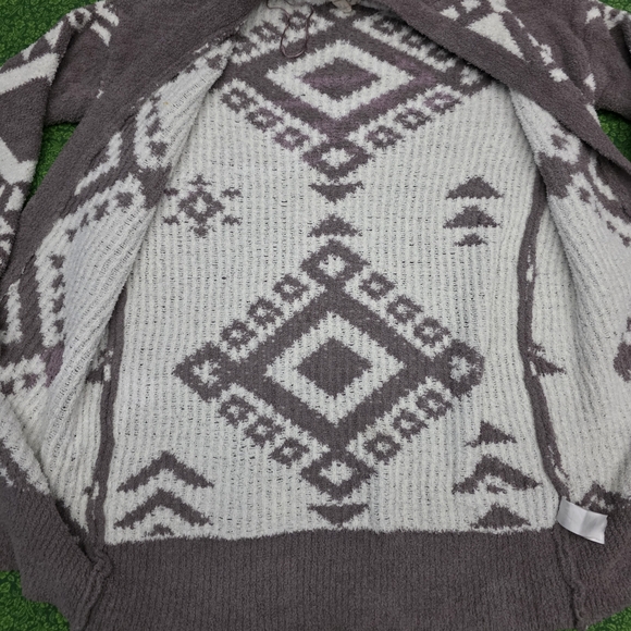 Gray and White Geometric Pattern Men's Sweater - Picture 4 of 11